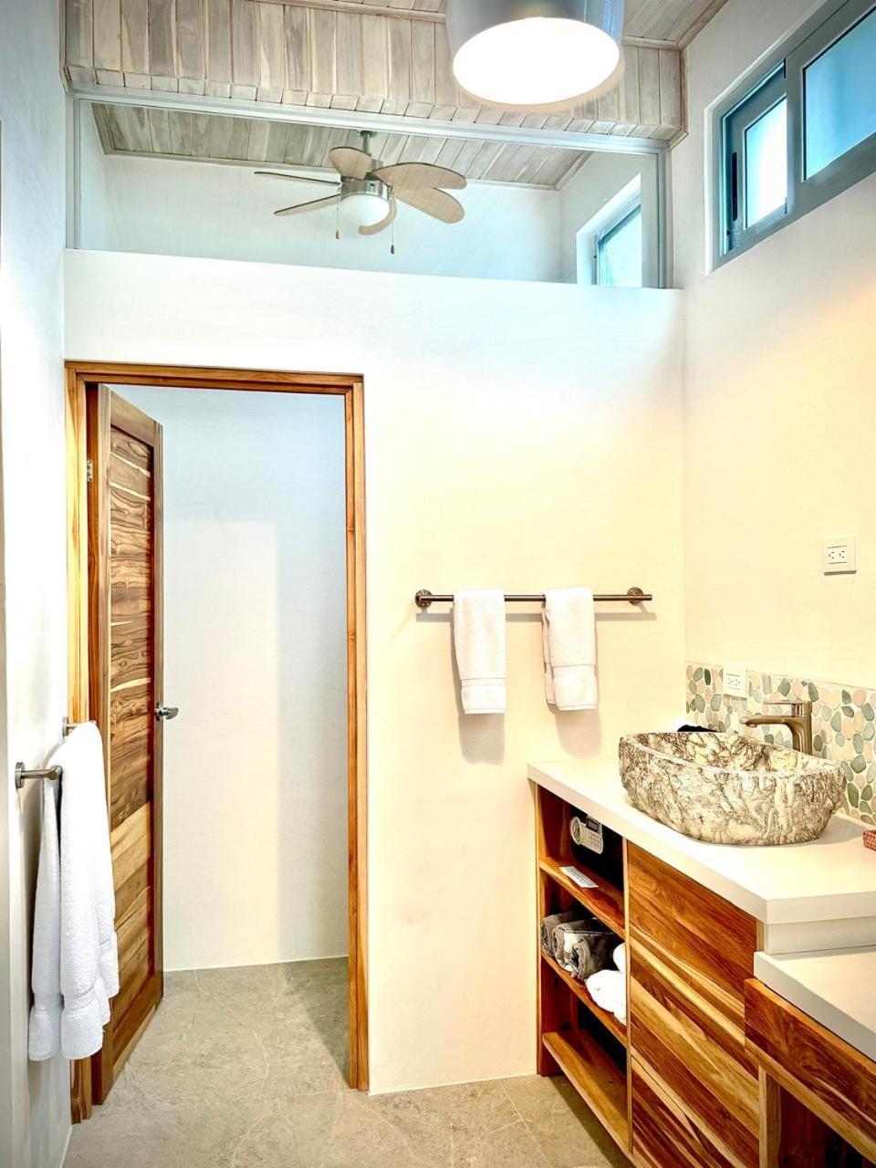 Iluminar Beachfront Suites Nosara Bilik gambar